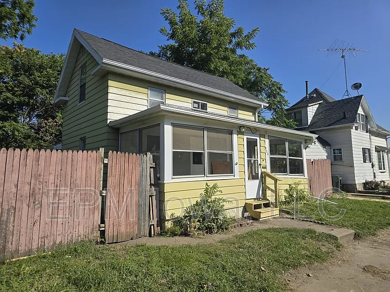 908 W 6th St