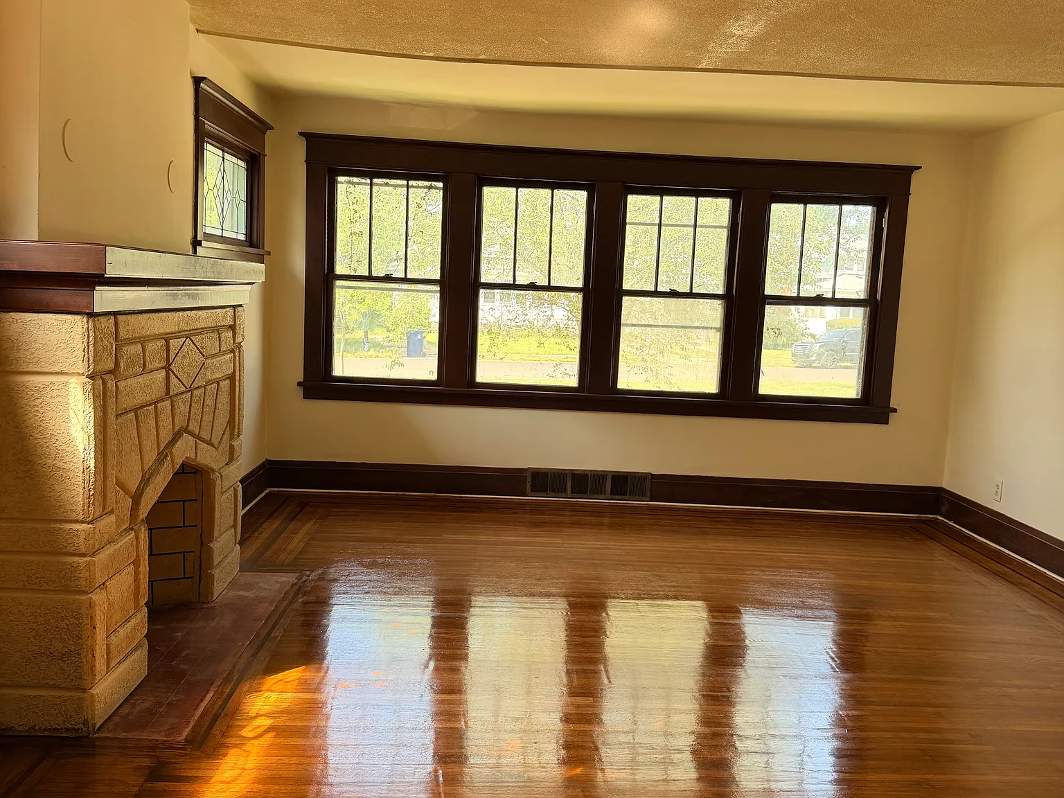 3 bed, 1400 sqft, $1,400 — Photo 2
