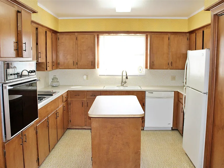 218 Smith St — Photo 10