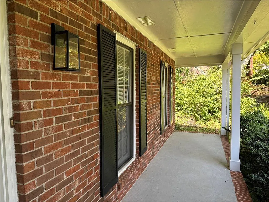 4 bed, 3.5 bath, 2352 sqft, $2,800 — Photo 2