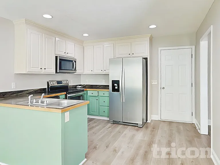 231 W Oak St — Photo 4
