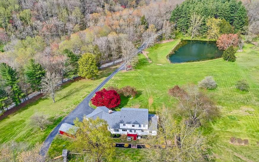 Private country living within walking distance to Kilgore waterfall, hiking trails, Eden Mill nature center, and Deer Creek. 5 minute drive to Rocks State Park for fishing, hiking, wading and picnics.