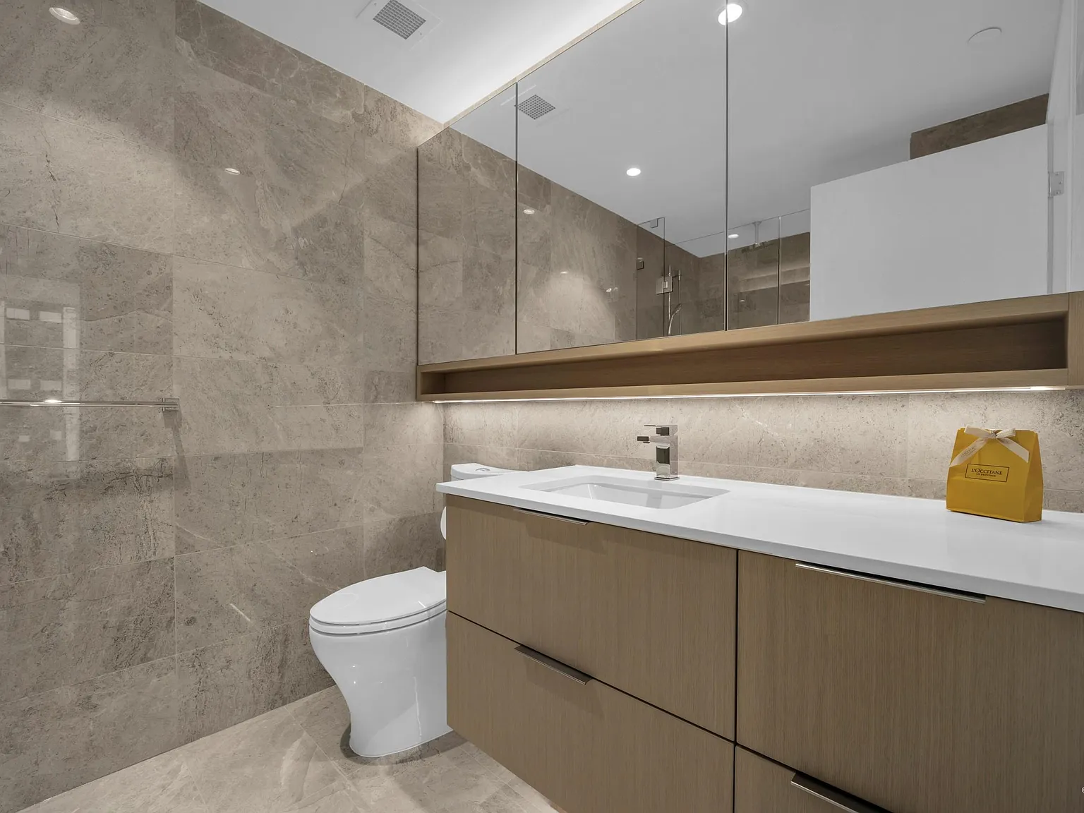 2 bed, 808 sqft, $3,800 — Photo 3
