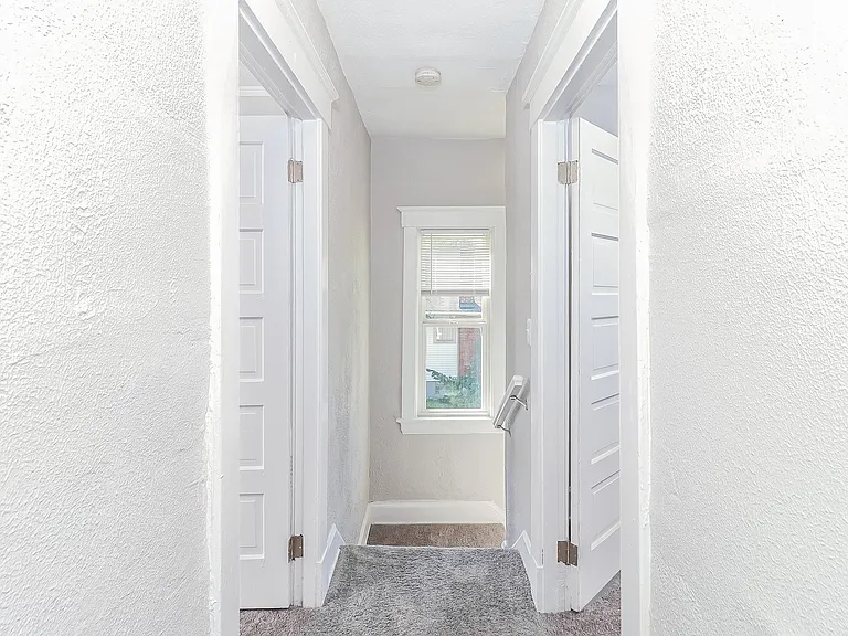 1325449_030_hallway_13154523.jpg
