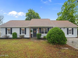 303 Foxtrace Ln, Hubert, NC 28539