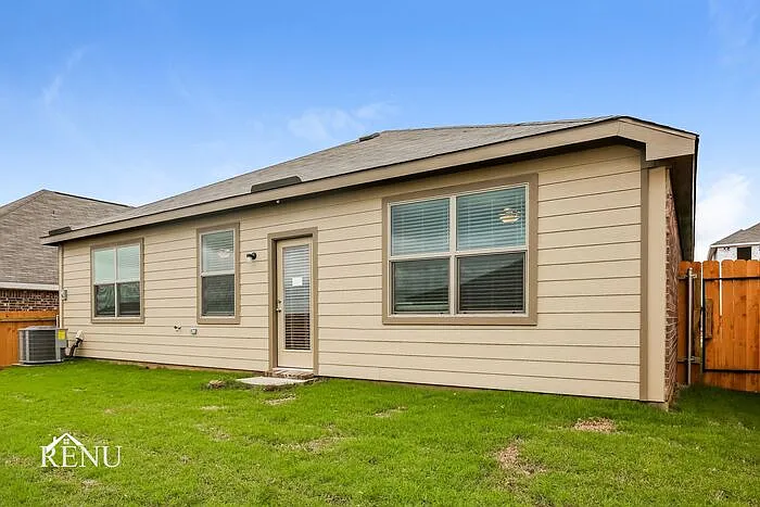 3 bed, 2.0 bath, 1358 sqft, $2,330 — Photo 3