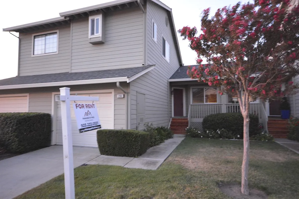 230 Manuel Ct photo 1