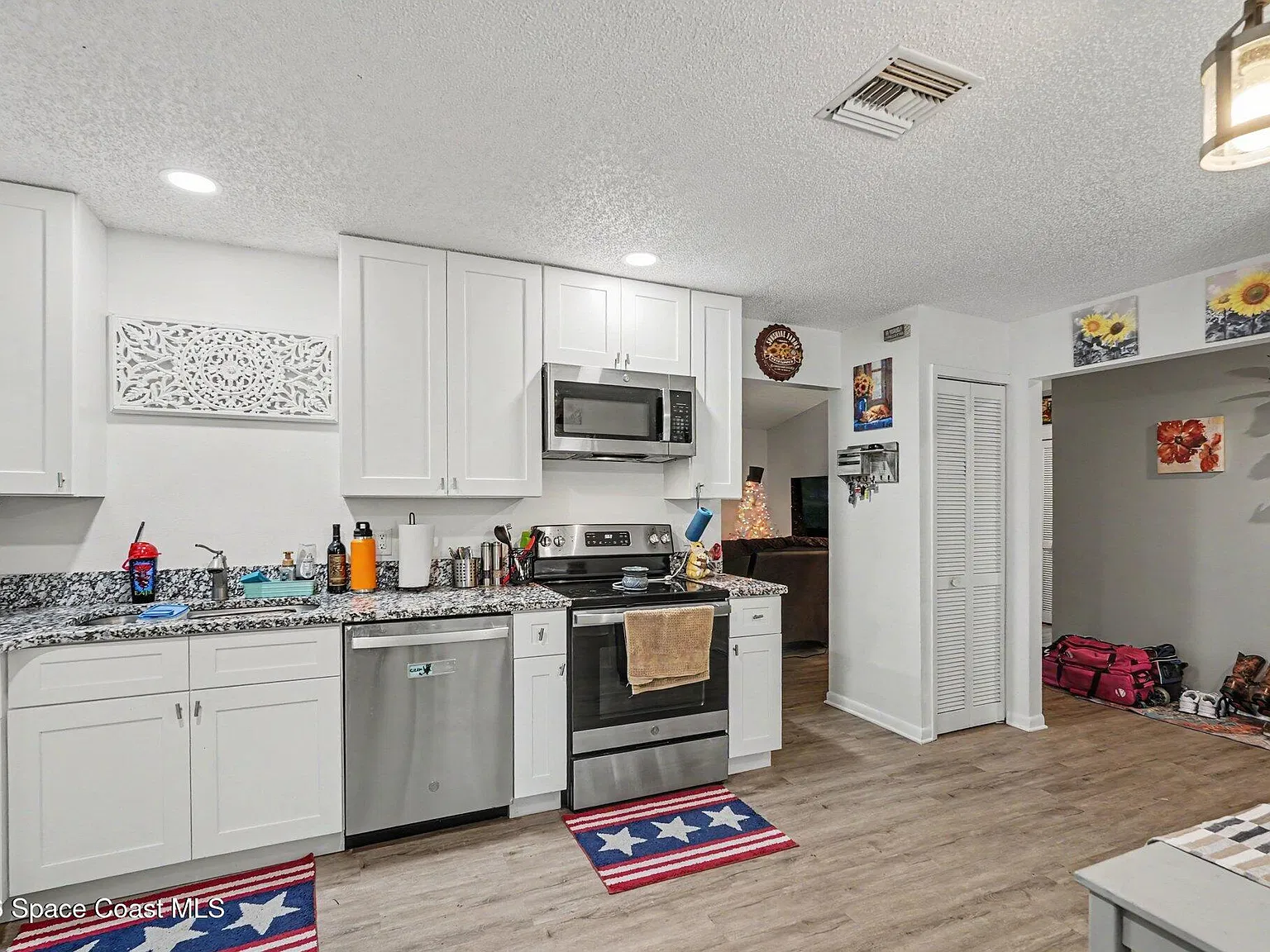 3 bed, 2.0 bath, 1384 sqft, $2,100 — Photo 3