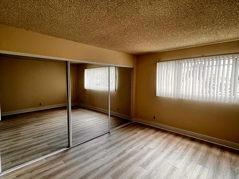 2220 W Victory Blvd #102 — Photo 2