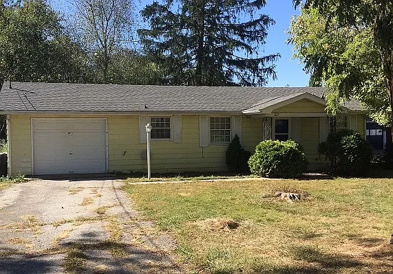 825 Browns Ln NE photo 1