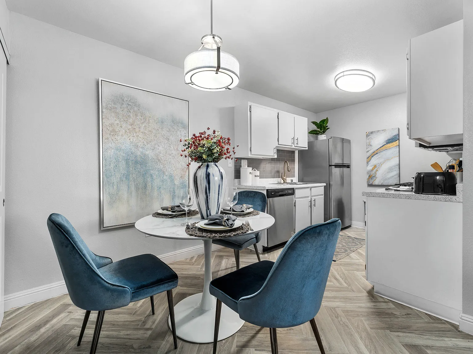 District 5800 Apartment Homes — Photo 4