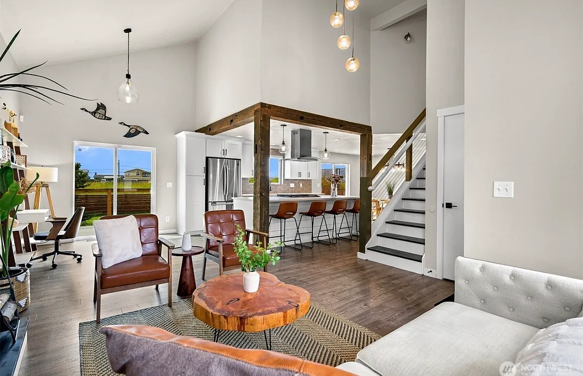 3 bed, 2.5 bath, 1981 sqft, $3,400 — Photo 3