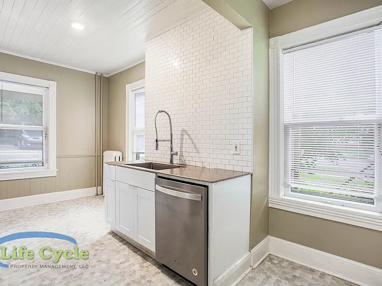 335 Washington St SE — Photo 18