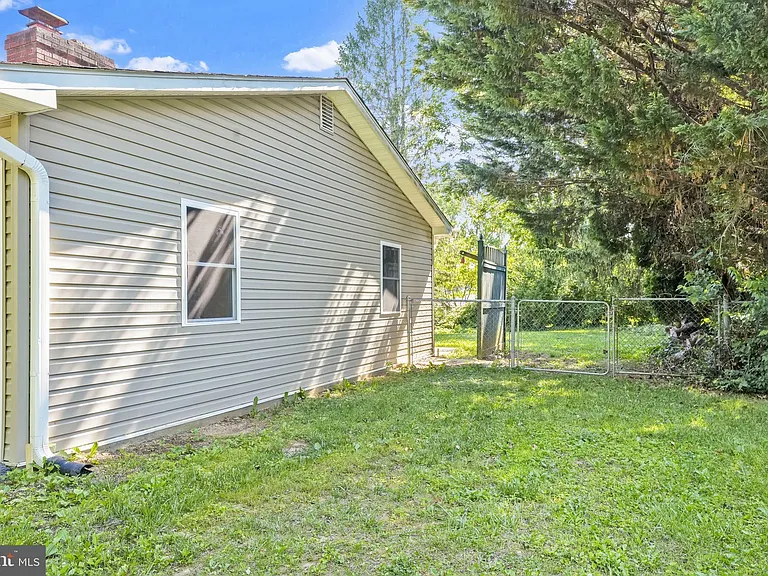 810 Wisteria Dr — Photo 5