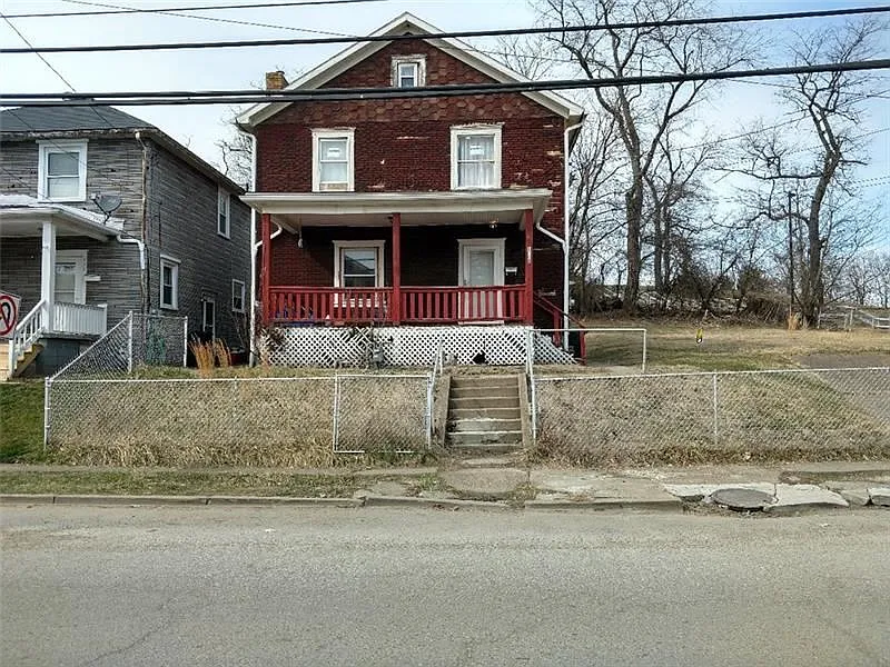 1004 Main St photo 1