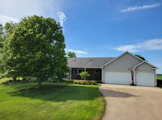 2209 Pleasant Hill Dr, Sterling, IL 61081