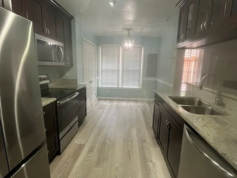 1002 Colonial Meadows Way — Photo 8