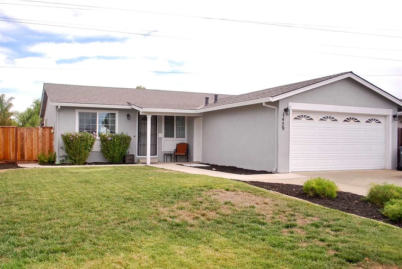 1459 Heather Ln photo 1