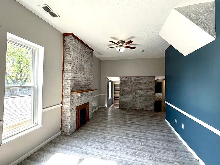 531 E Chestnut St — Photo 5