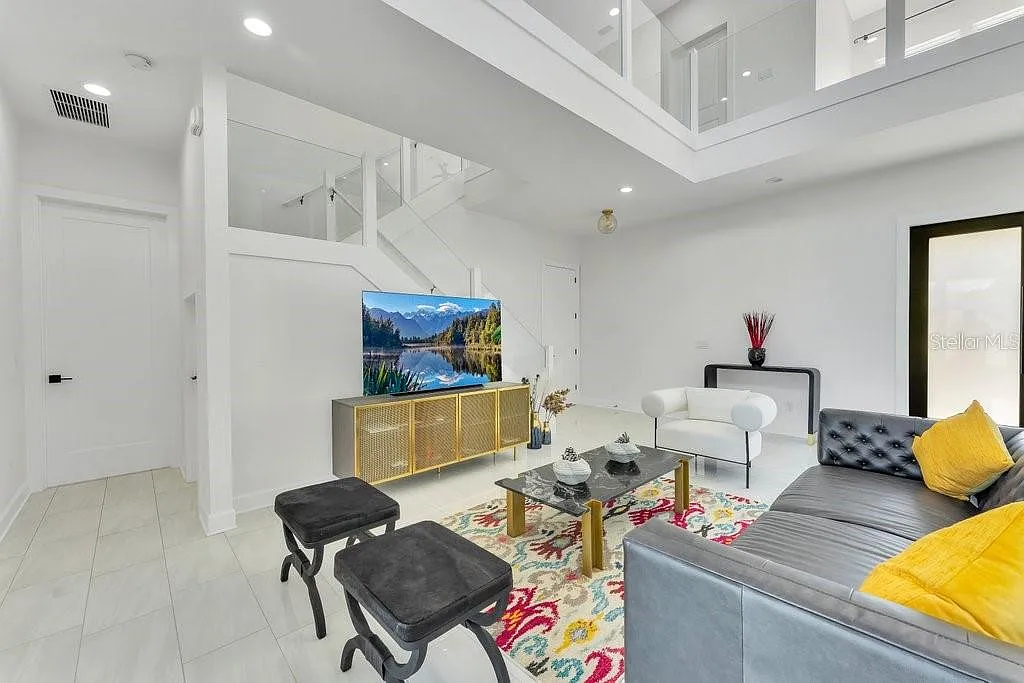 5 bed, 5.5 bath, 4200 sqft, $8,000 — Photo 4