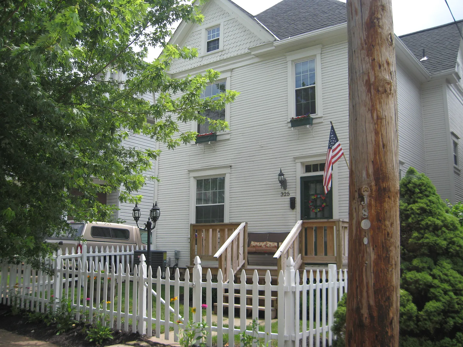 325 E Pearl St photo 1
