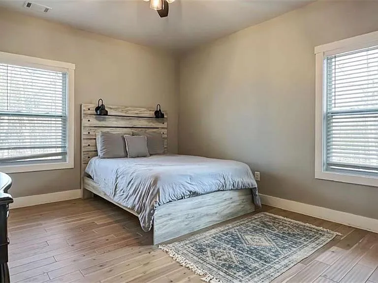 360 Prince Dr — Photo 7