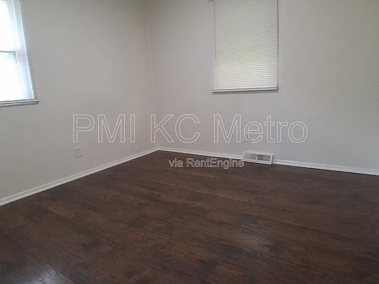 5623 NE 51st St — Photo 17