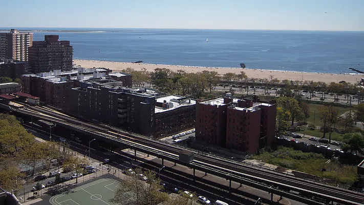 Sold by Thomas Lipovetsky, LREB | media 26