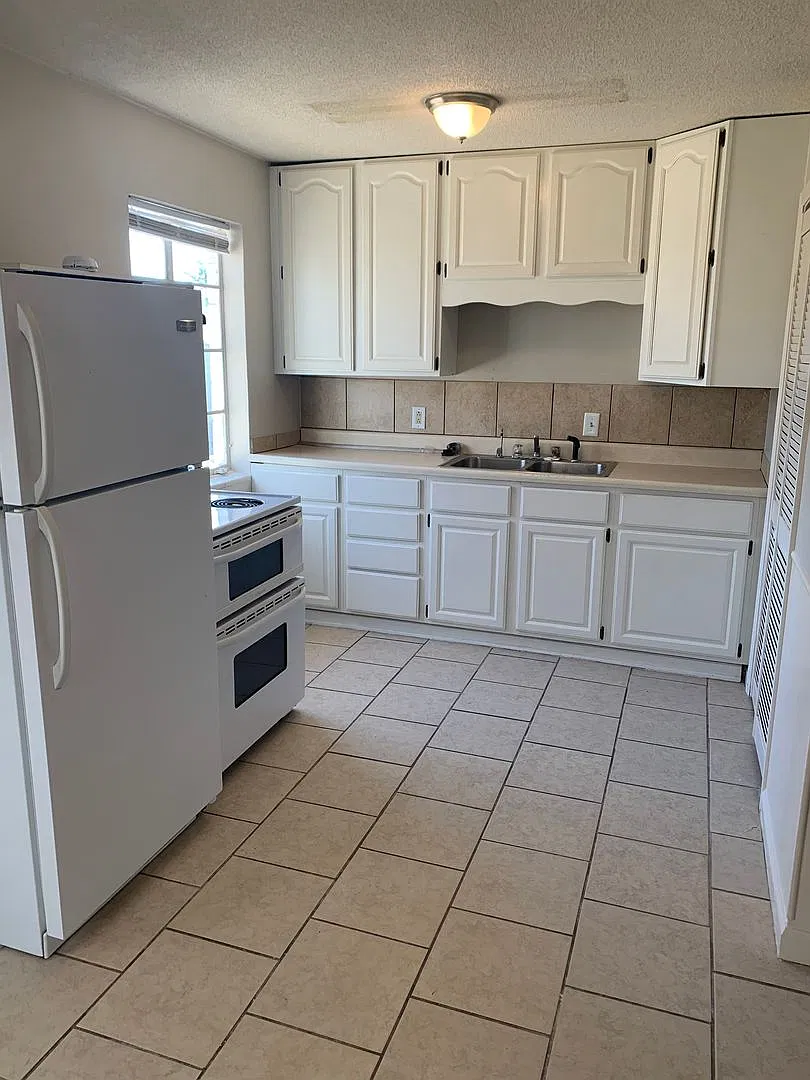 1928 S Millwood - 3 Bedrom, 1 Bathroom — Photo 4
