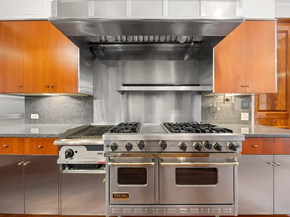 875 Park Avenue image 16 of 21