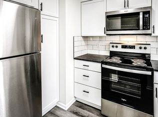 Pre-Leasing Modern 1-Bed And 1-Bath Apartment In Dundee!, Omaha, NE 68132