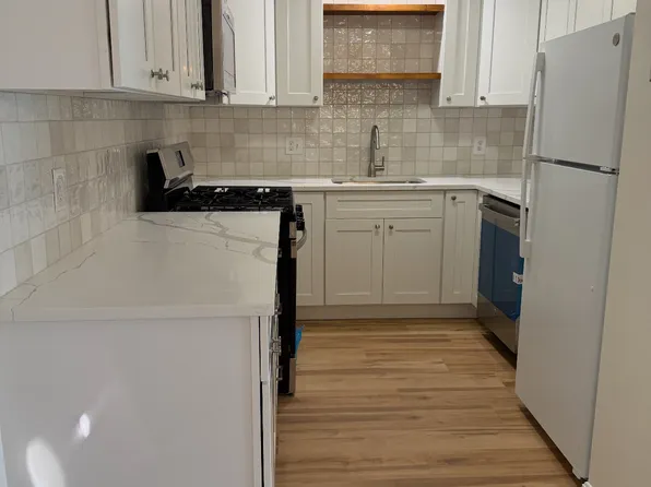 5 Lancelot Ct, Salem, NH 03079