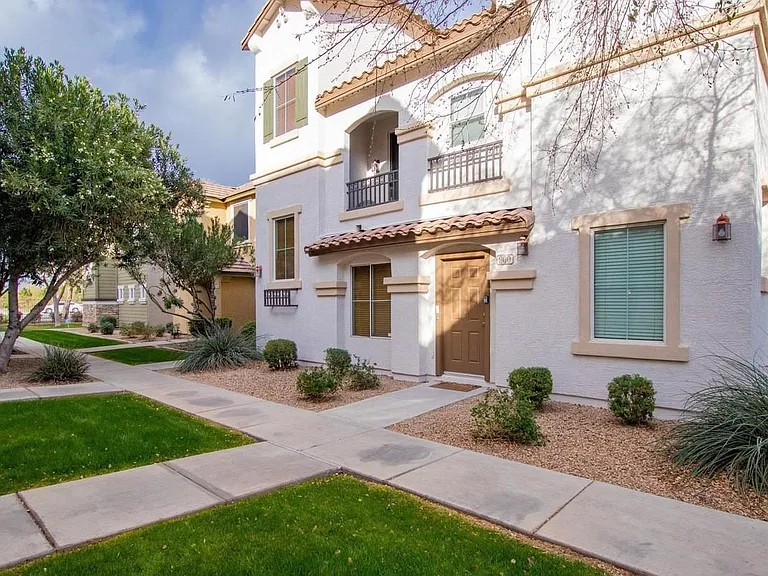900 W Aspen Way — Photo 1