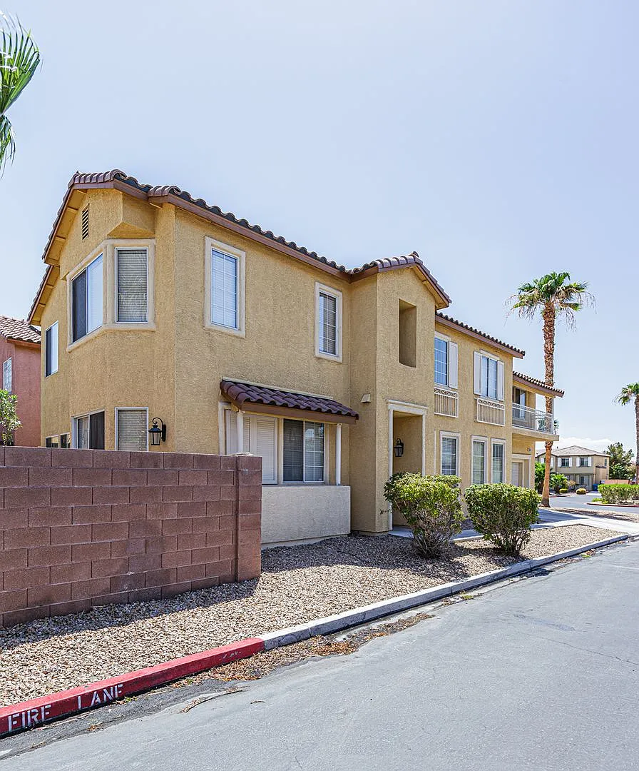 2 Master Suites in a gated community — Photo 2