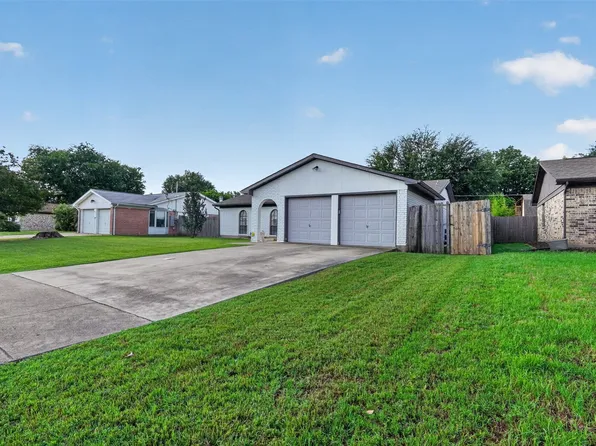 1212 Manning Rd, Fort Worth, TX 76126