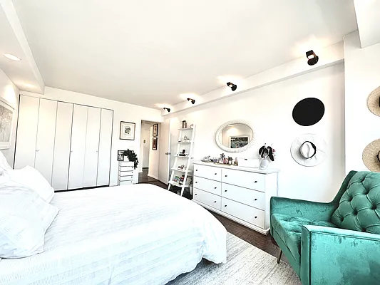 Rented by Addison Property Group | media 6
