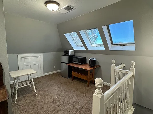 909 Oneida St — Photo 2