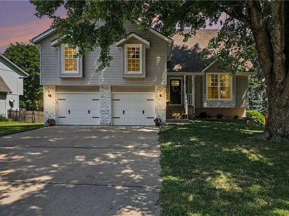 4051 SW Clipper Ln, Lees Summit, MO 64082