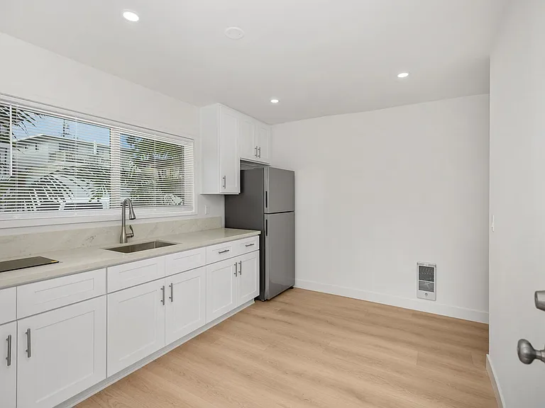 229 La Paloma #B — Photo 3