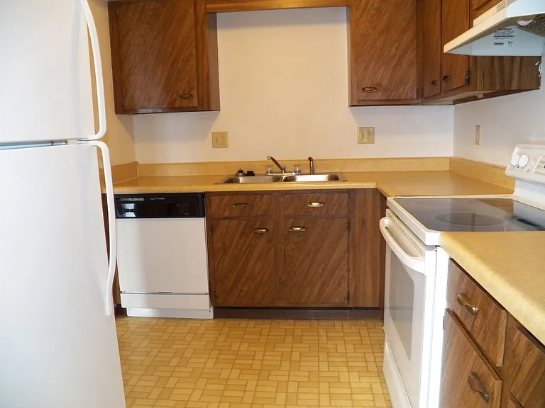 1008 Bridgit Ct SE — Photo 3