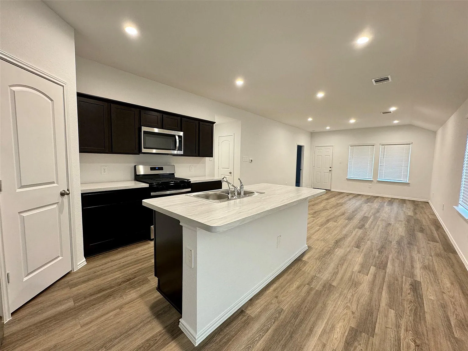 3 bed, 2.0 bath, 1293 sqft, $1,950 — Photo 4