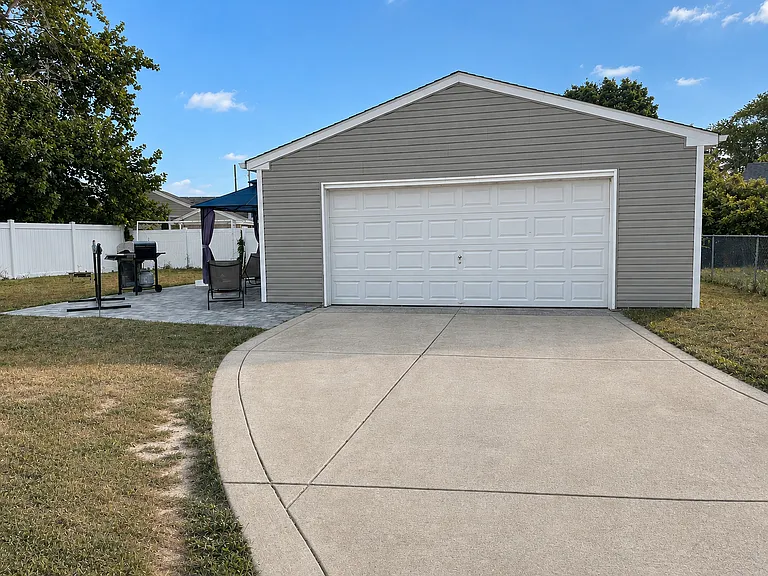305 Linden Ln — Photo 3