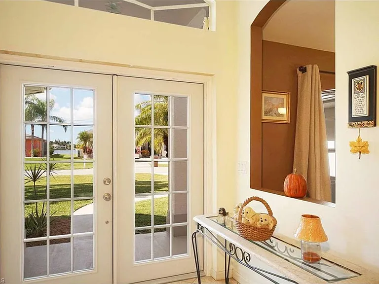 703 SW Santa Barbara Pl — Photo 3