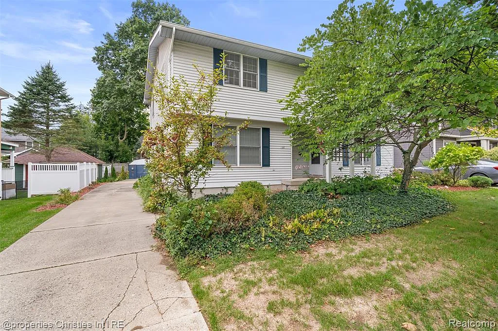 2 bed, 1.5 bath, 1155 sqft, $1,900 — Photo 1