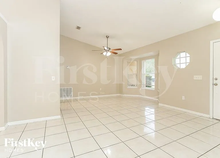 205 Tiffany Ct — Photo 3