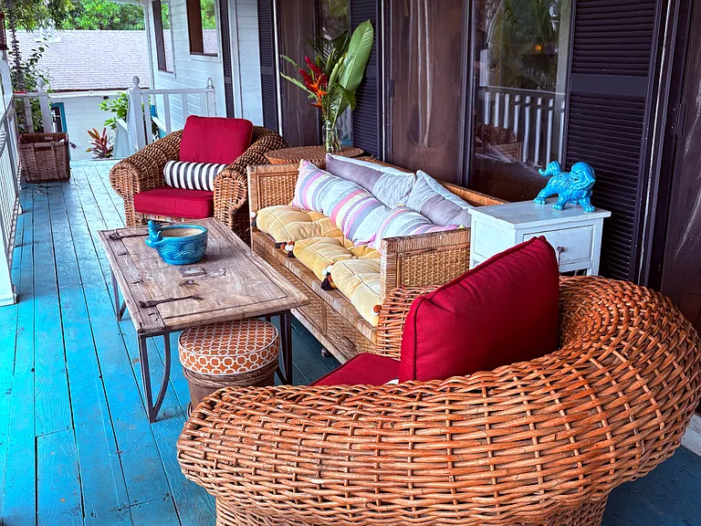 Lanai front entryway