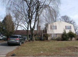 24 Falcon Rd, Levittown, PA 19056