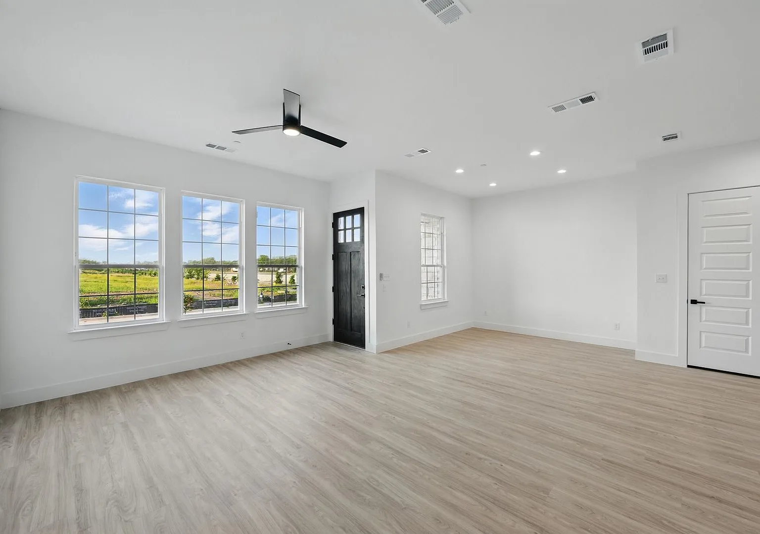 Brand New Townhome in Irving! — Photo 4