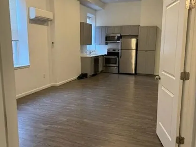 Newly Renovated Temple Student Housing — Photo 12