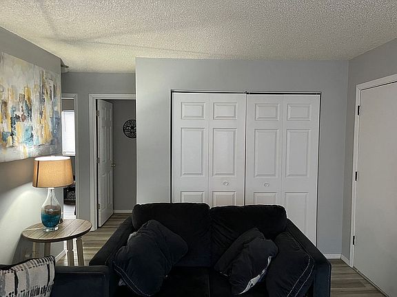 5th image of 422 N 1st St